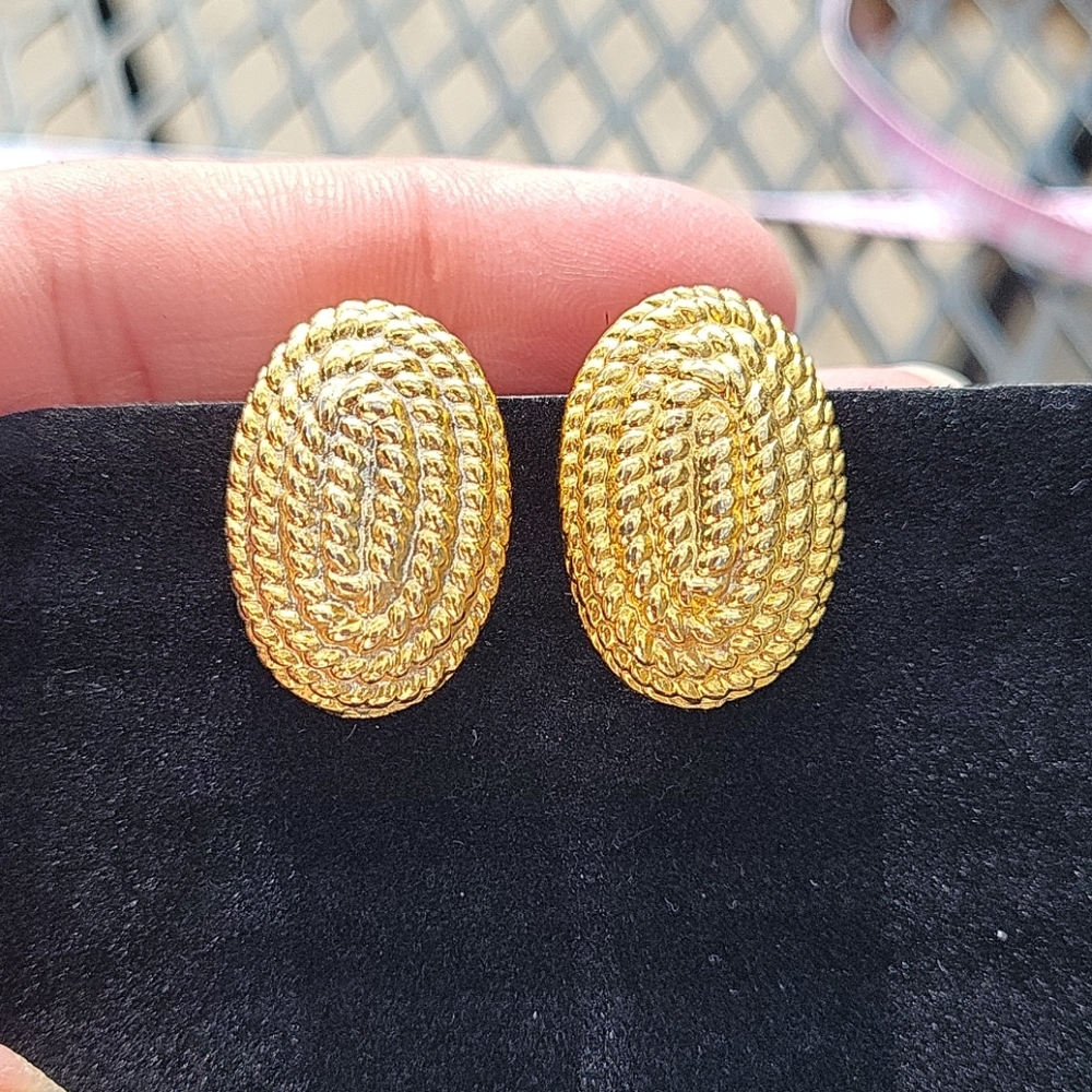 Very Pretty Gold Oval Clip On Earrings!!!